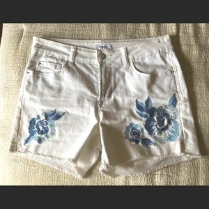 Kenzie white embroidered flower shorts